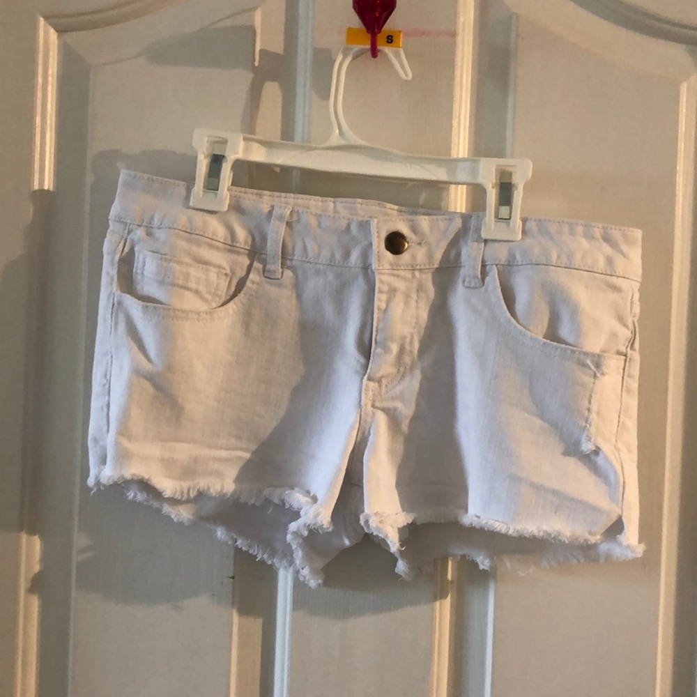 White 2.1 Denim Shorts 🎉HP🎉w/silver bullet Pockets